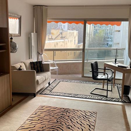 Un Studio De Luxe Les Champs Elysees Parigi Esterno foto